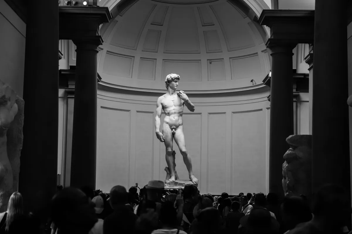 Des visiteurs devant le David à l'Accademia