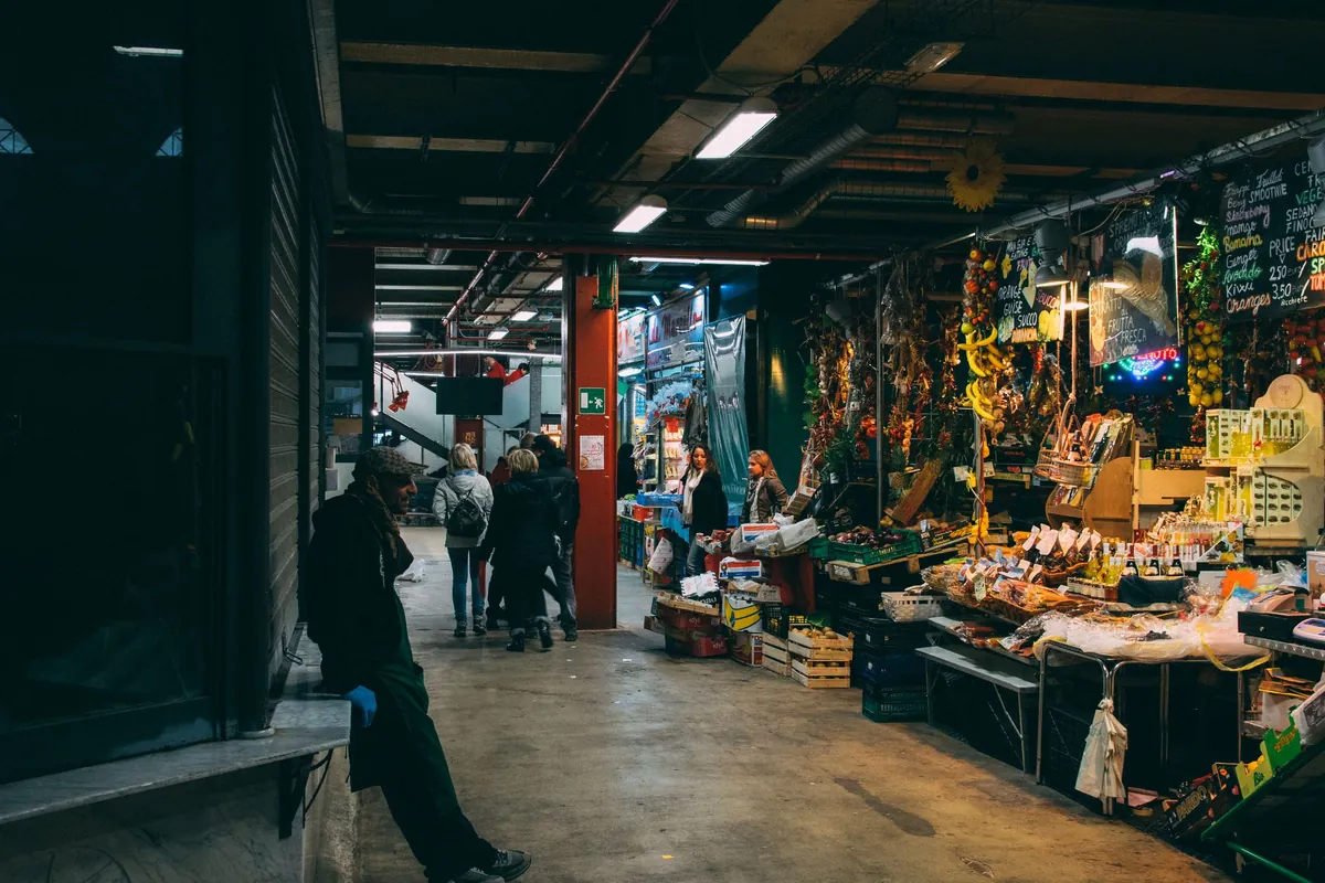 Stände in einer Florentiner Markthalle