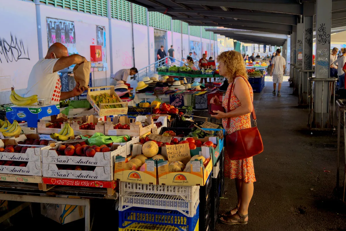 Obst- und Gemüsestände auf einem Florentiner Straßenmarkt