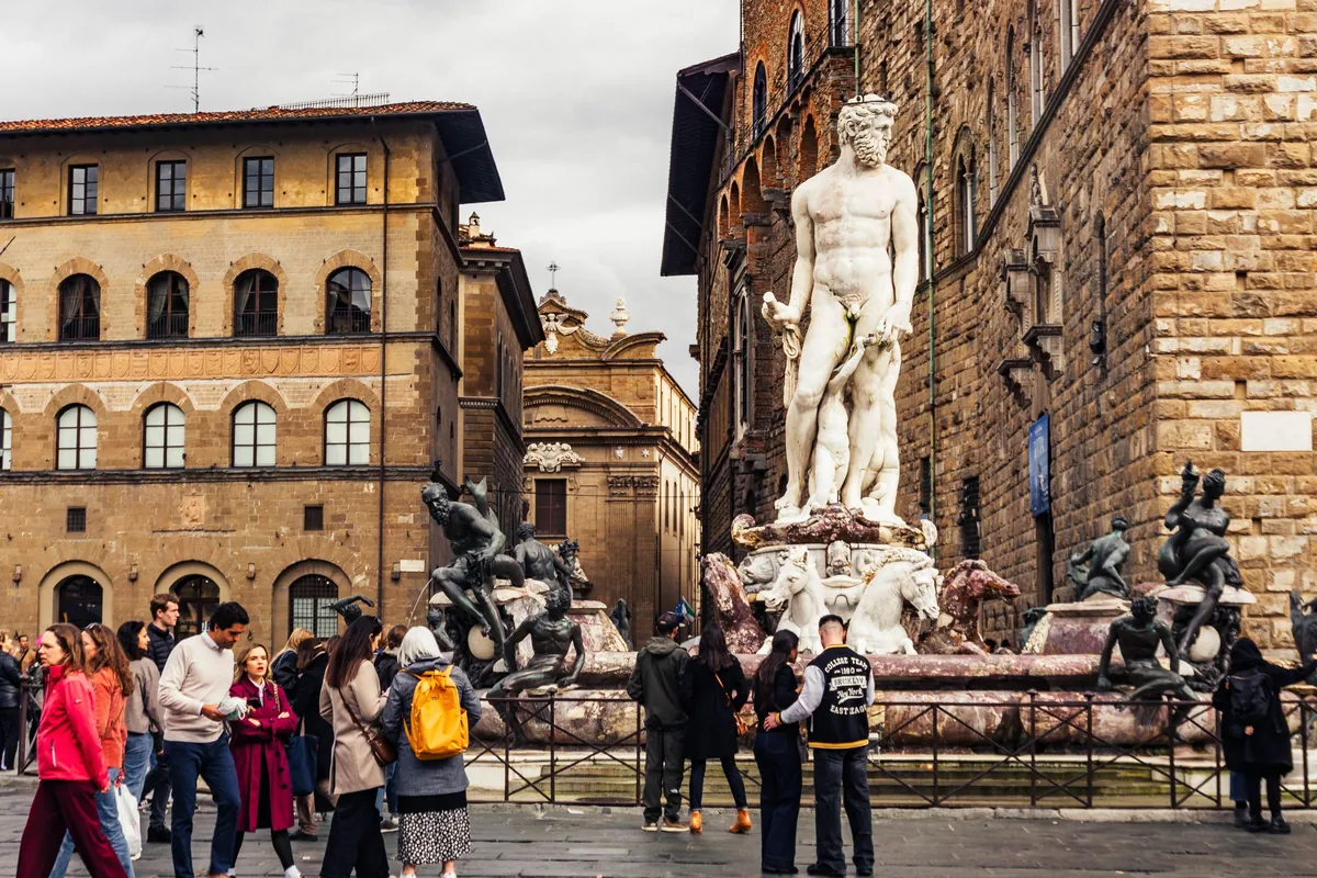 Des visiteurs autour de la fontaine de Neptune, piazza della Signoria