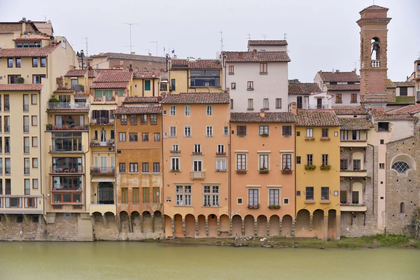 Häuser am Oltrarno-Ufer des Arno