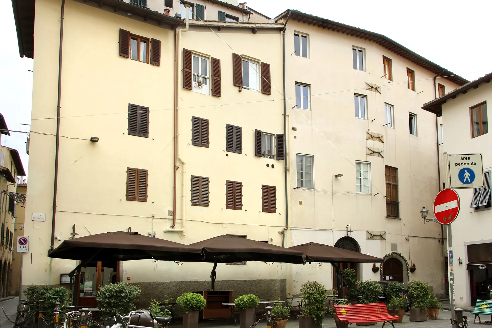 Piazza della Passera, the small Oltrarno square where Trattoria 4 Leoni is