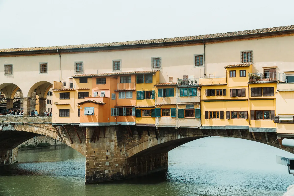 Le Ponte Vecchio, avec le corridor de Vasari au-dessus des boutiques