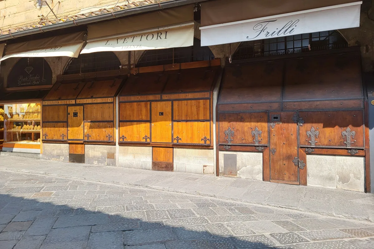 Les boutiques du Ponte Vecchio encore fermées tôt le matin