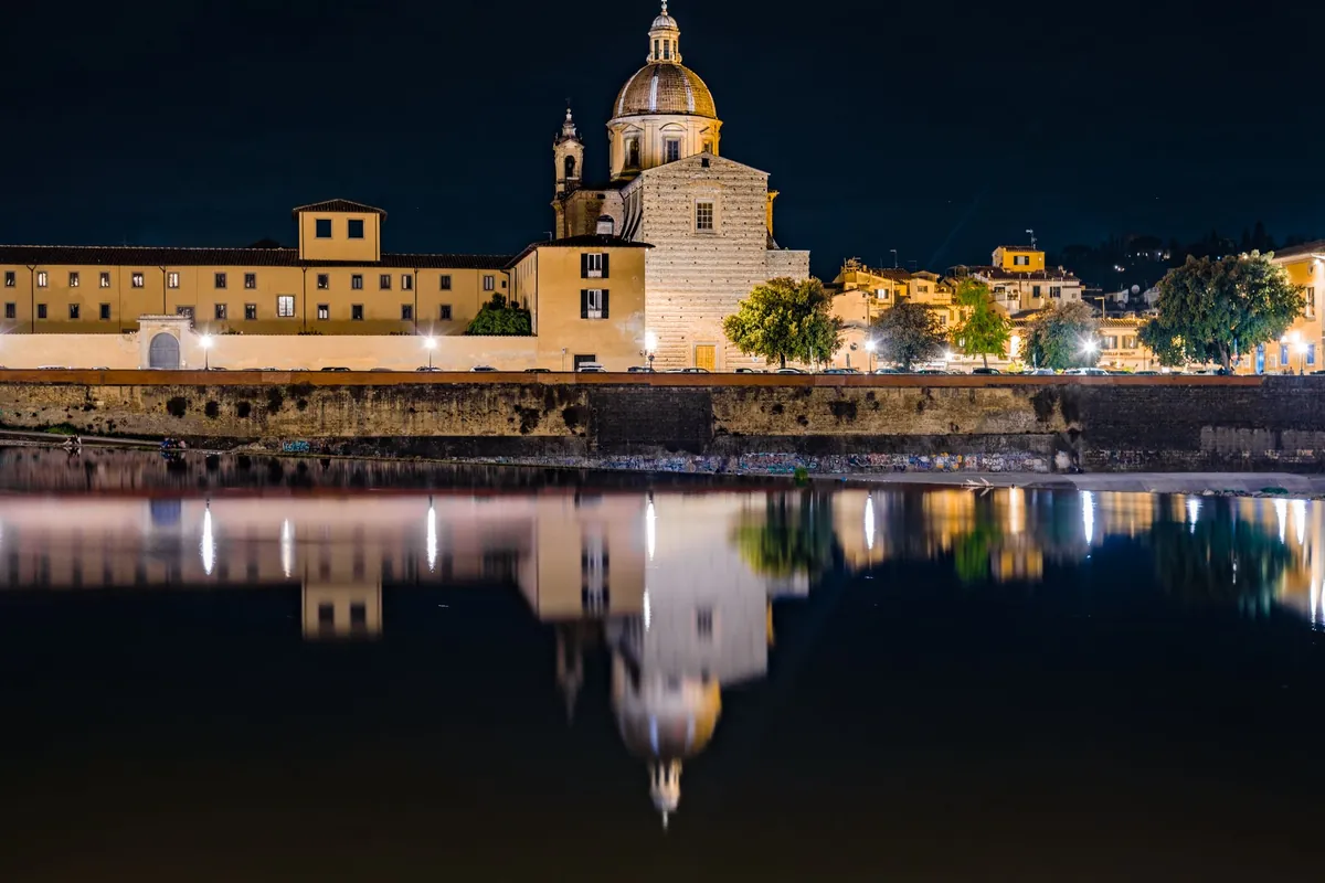 San Frediano in Cestello spiegelt sich nachts im Arno