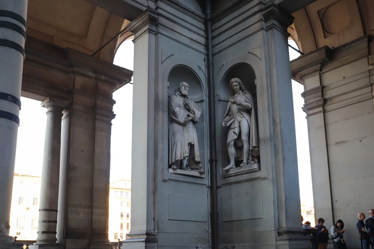 Statues dans les niches de la colonnade des Offices