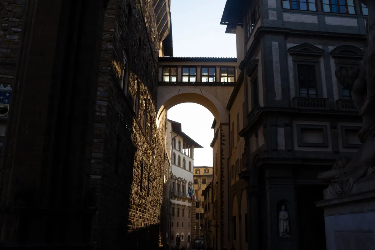 Looking through the Uffizi arch towards the river